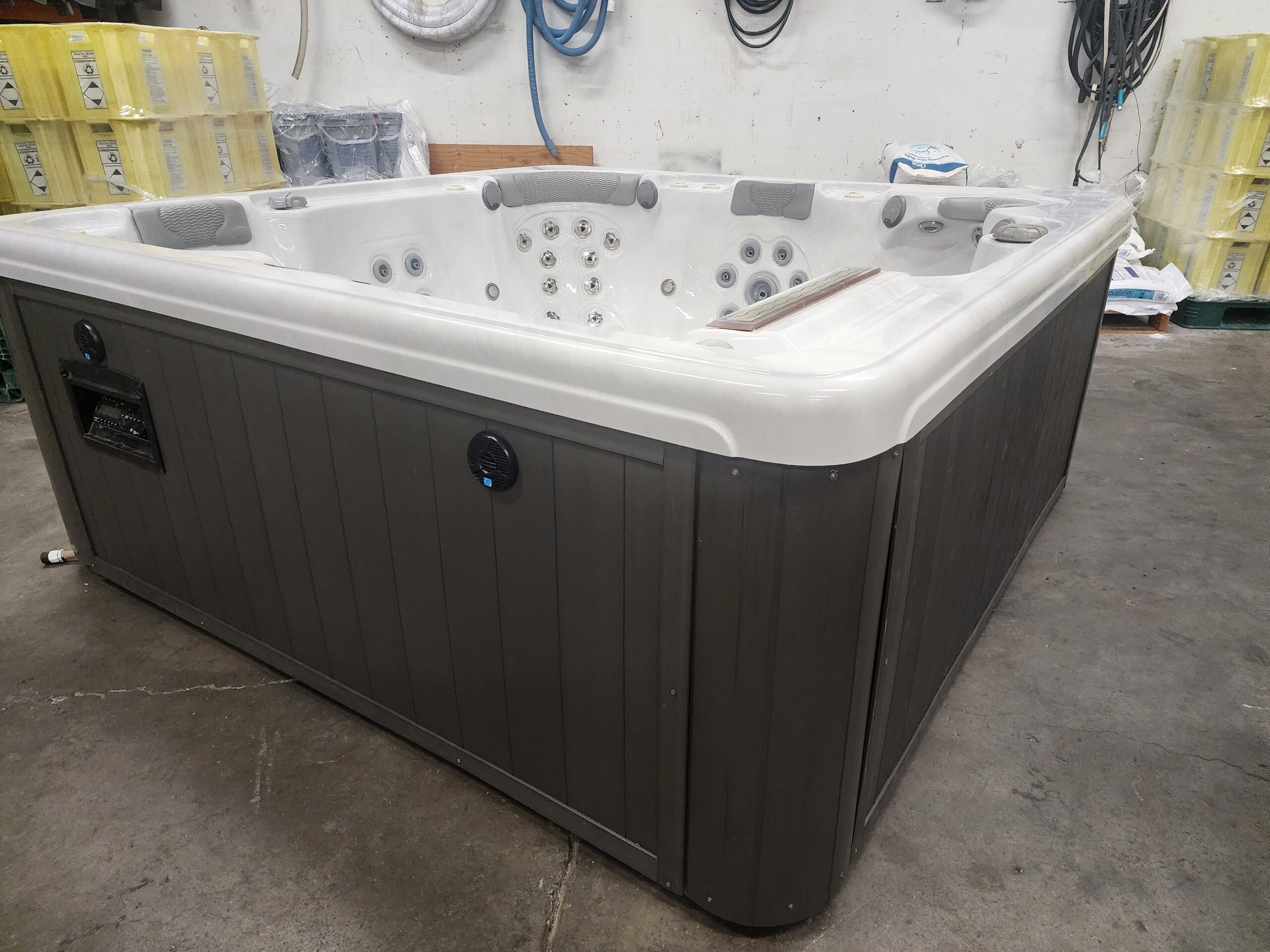 2010 Artesian Elite 86L With Stereo